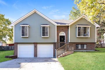 404 SE BRISTOL DR LEES SUMMIT, MO 64063